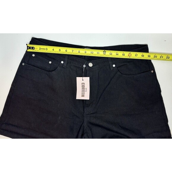 Misguided Plus Women’s Black Denim Mom Short NWT - Picture 2 of 7